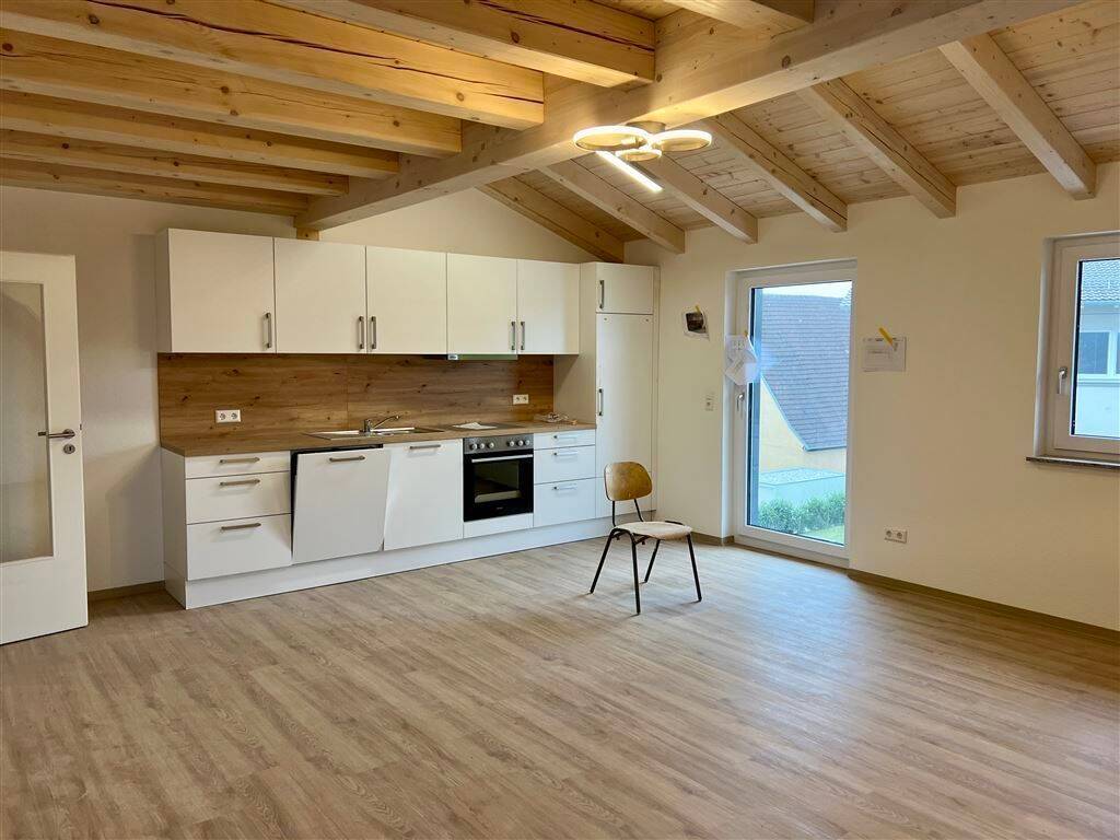 3 Zi.-Wohnung im DG eines generalsanierten MFH in Schrezheim mit Balkon, EBK und Kfz-Stellplatz, 73479 Ellwangen (Jagst)