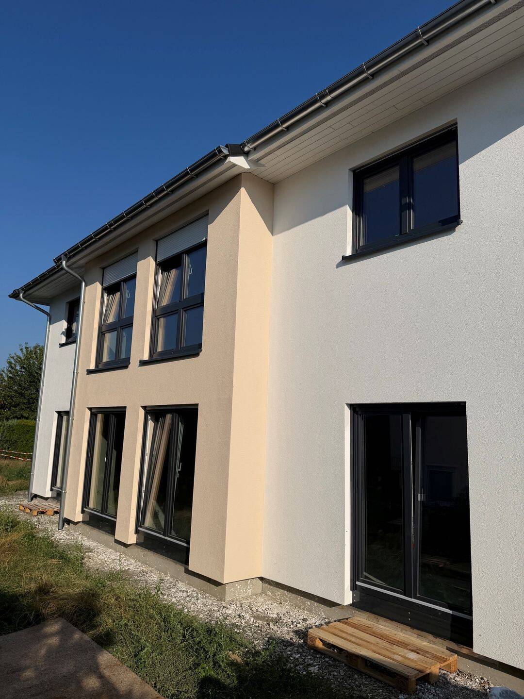 ab Dez. 26 Erstbezug 4-Zimmer Wohnungen mit Garten im Zweifamilienhaus Zur alten Gärtnerei, 4827 Machern