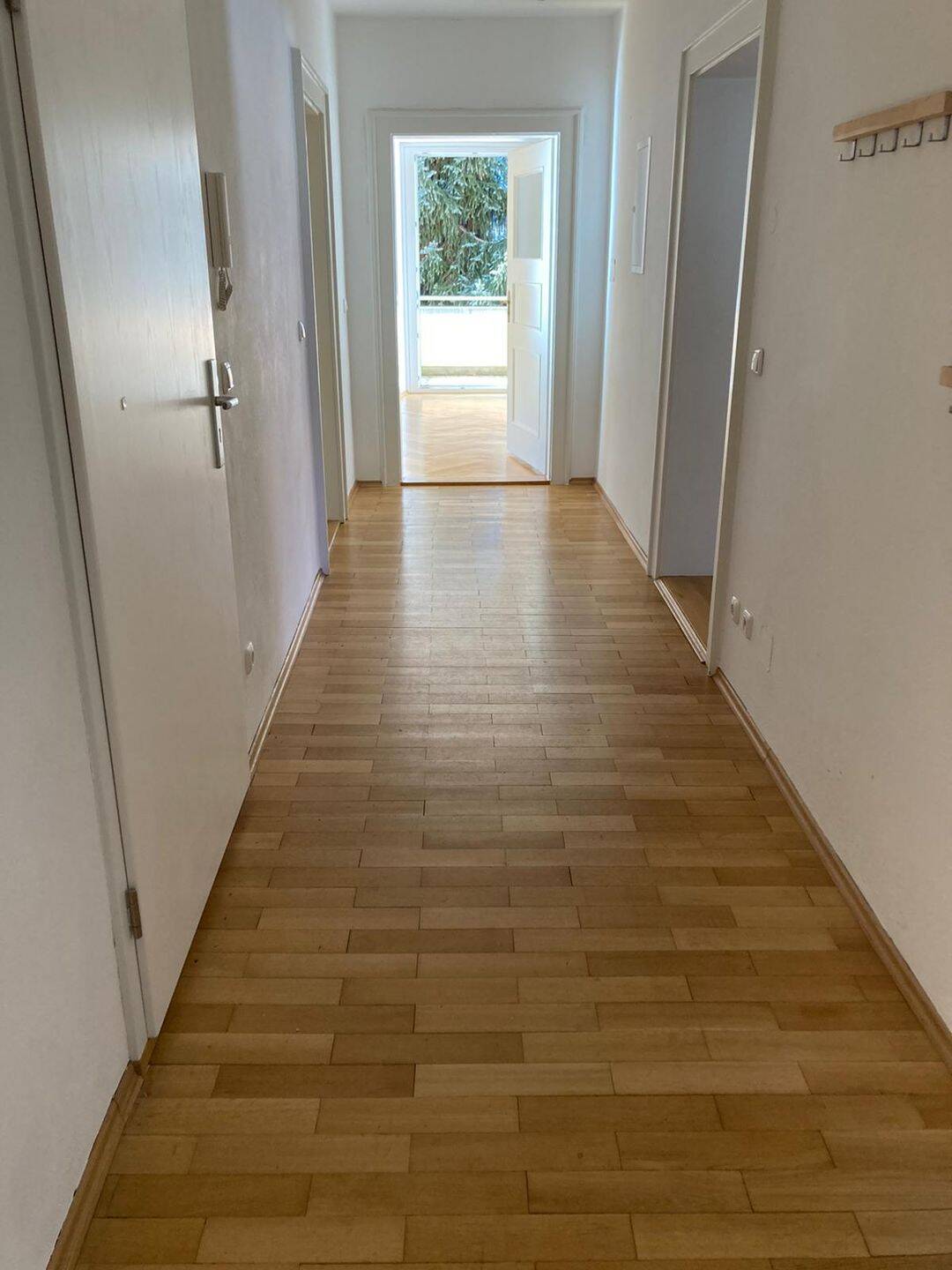 Großzügige, repäsentative 4,5 Zimmerwohnung mit Balkon, 93051 Regensburg (Galgenberg Großprüfening-Dechbetten-Königswiesen Kumpfmühl-Ziegetsdorf-Neuprüll)