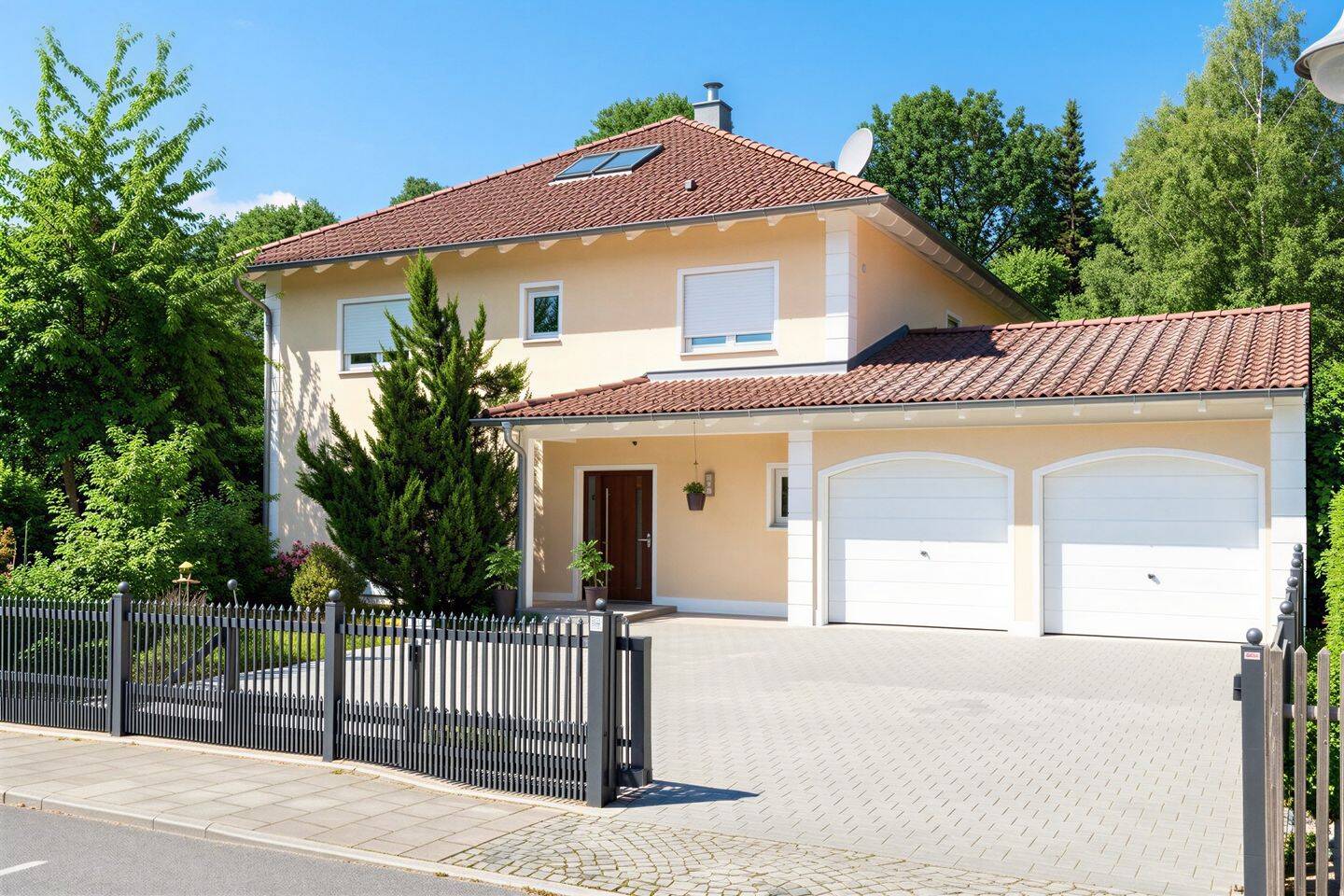 EDEN LIVING Großzügige Stadtvilla mit zeitloser Eleganz & parkähnlichem Grundstück nahe Schloßgarten, 82319 Starnberg