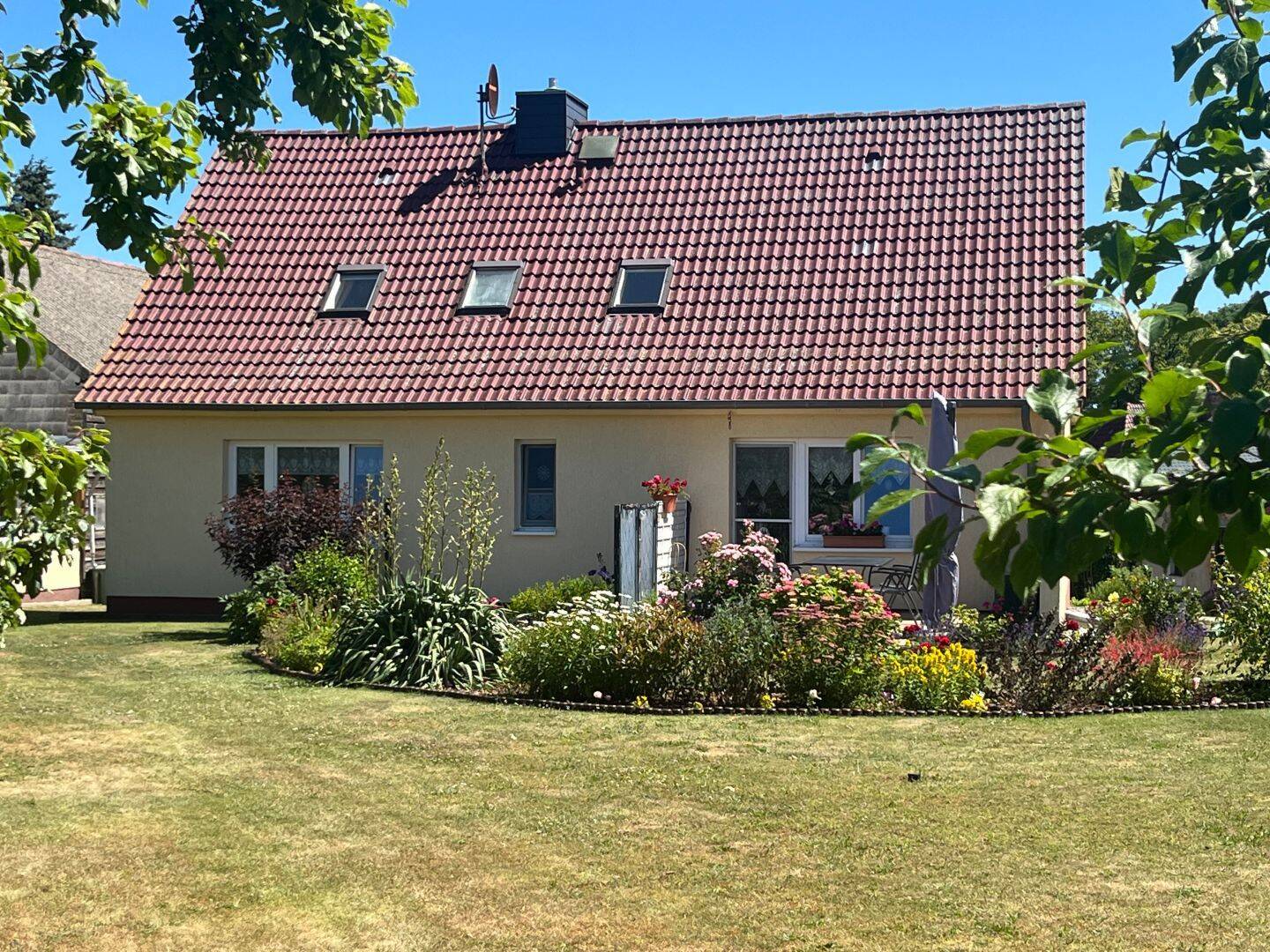 Hübsches Einfamilienhaus mit großem Garten und 2 Ferienwohnungen in Krummin auf Usedom, 17440 Krummin
