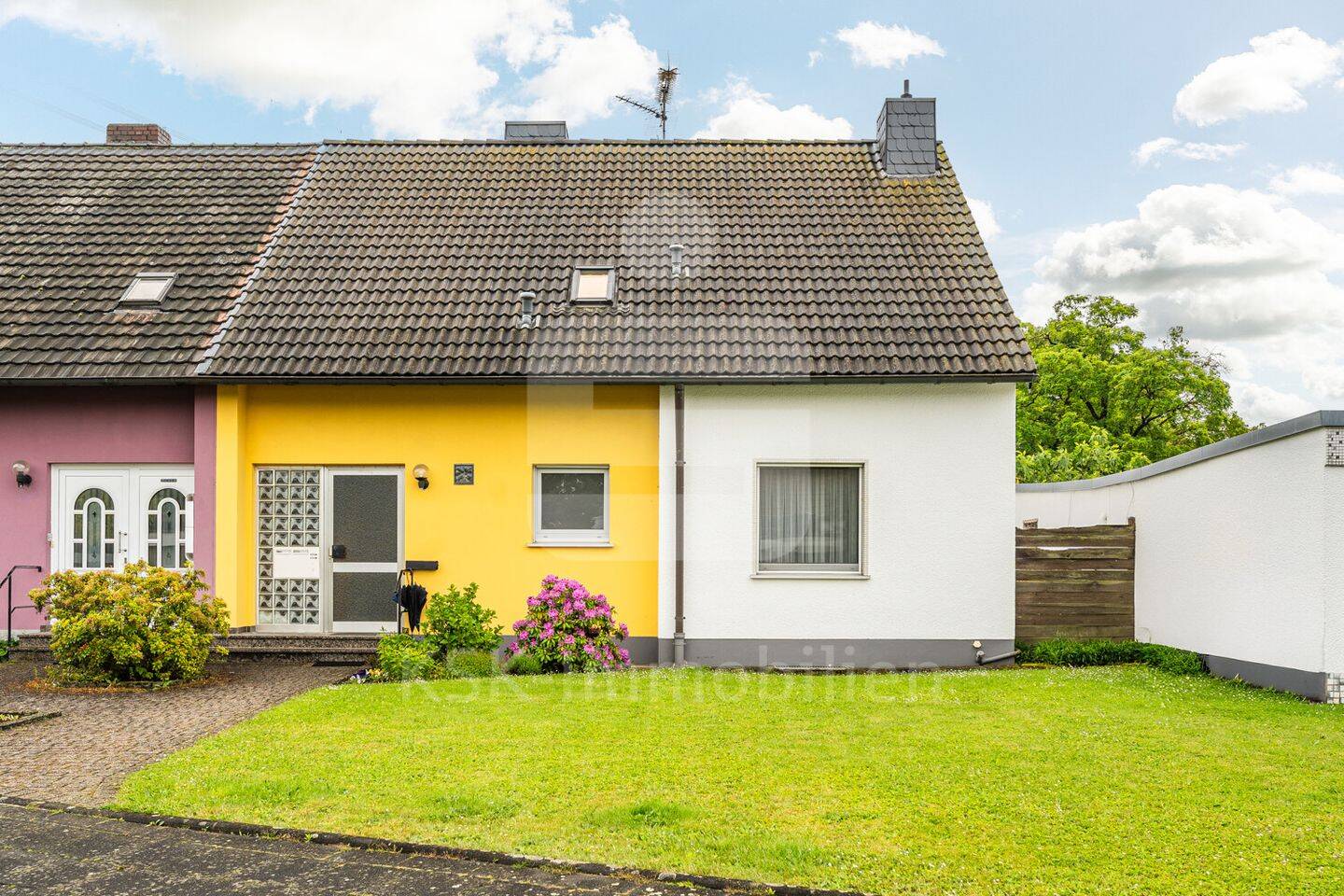 Renovierungsbedürftiges Zweifamilienhaus mit leerstehender Dachgeschosswohnung auf großem Grundstück, 50997 Köln (Rodenkirchen)