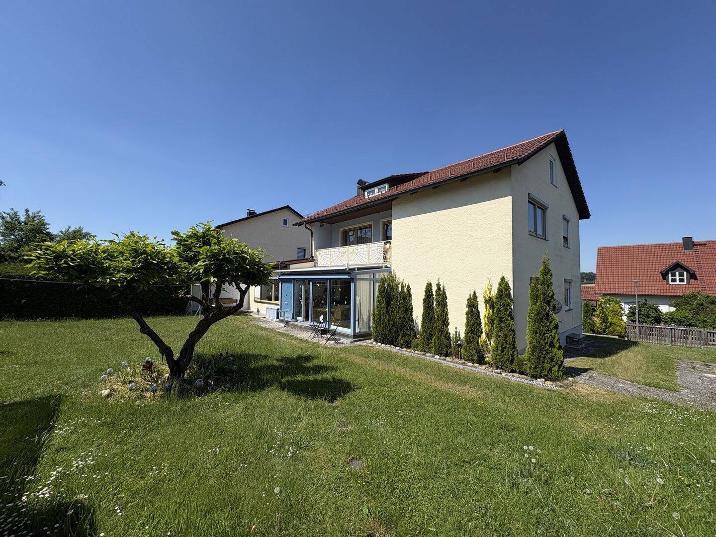Zweifamilienhaus mit großem Garten in ruhiger Siedlungslage, 84416 Taufkirchen (Vils)