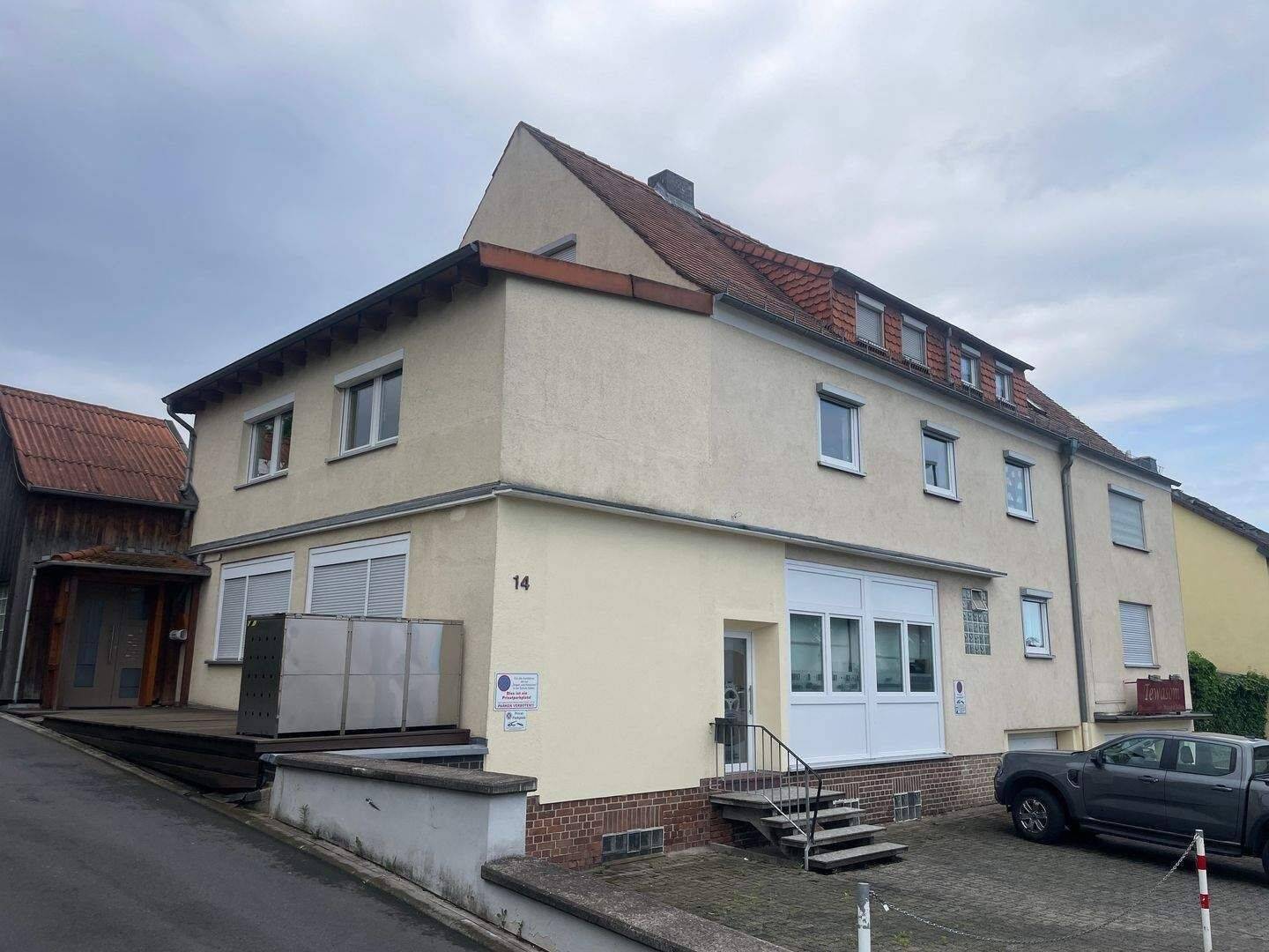 Solides Mehrfamilienhaus mit Gewerbeanteil in Lohfelden, 34253 Lohfelden