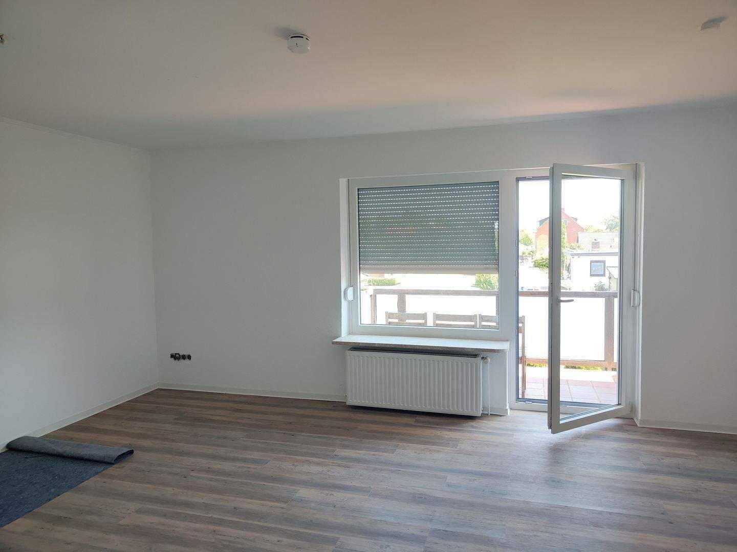 Renovierte 3-Zimmer-Wohnung mit Balkon, Kellerraum und Garage (OG links), 21706 Drochtersen