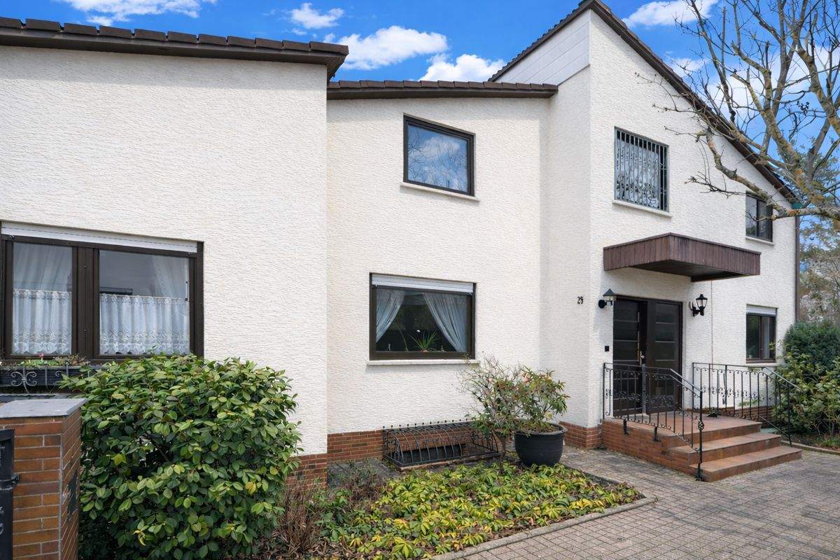 Klassisch, elegant und trotzdem erschwinglich (Erbpacht) –  geräumiges Zweifamilienhaus mit Garten am Ende von ruhiger Sackstraße in OF-Bieber, 63073 Offenbach am Main (Bieber)