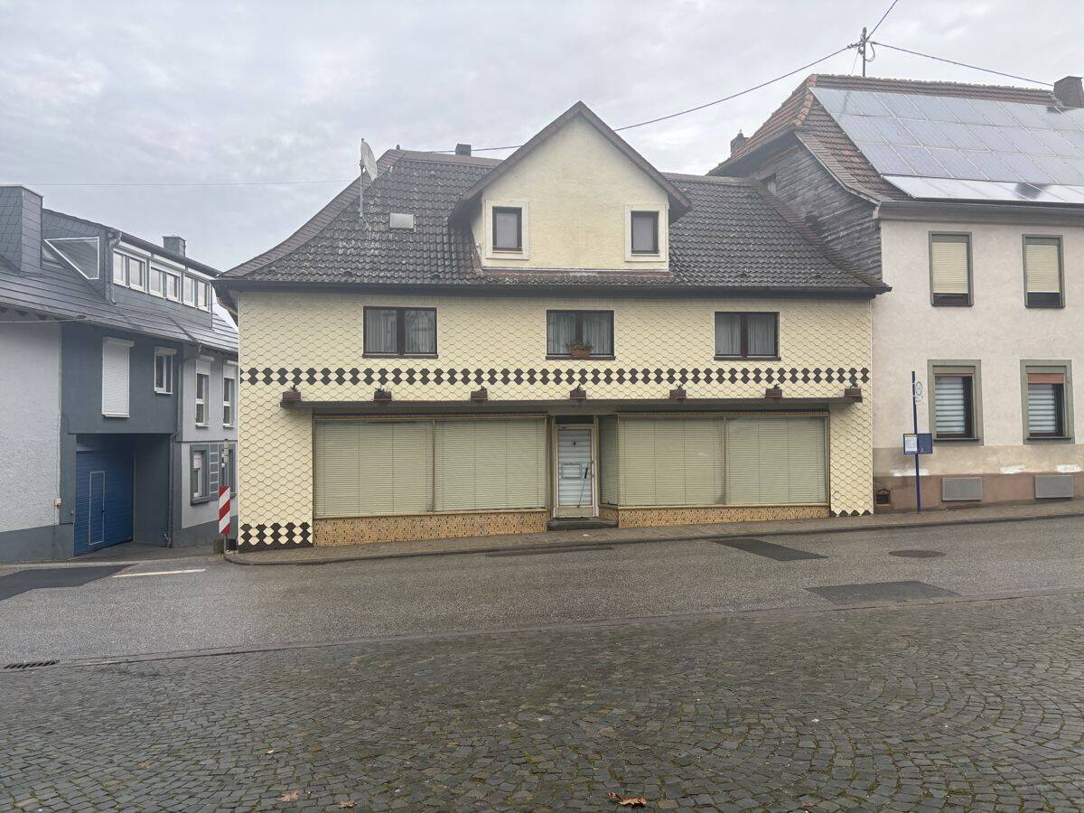 WOHN- UND GEWERBEHAUS MIT GESCHICHTE! Viel Platz, Dachterrasse und Hof mitten im Ort, 55452 Windesheim