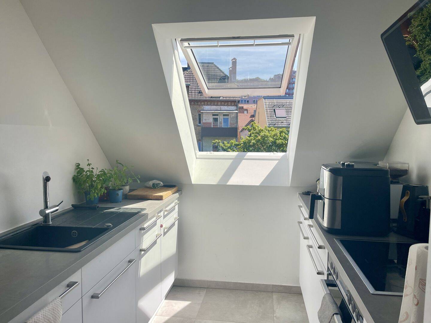 DG-Wohnung mit Küche und hellem Bad in Stuttgart-Süd, 70199 Stuttgart (Süd)