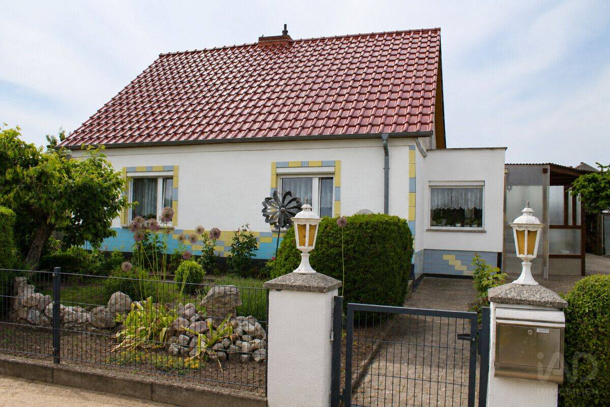 Solides Einfamilienhaus mit großem Garten, Garagen und Nebengebäuden, 17098 Friedland