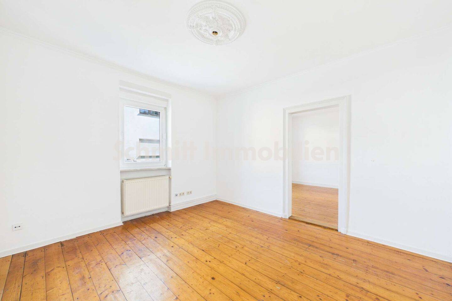 Freistehendes Einfamilienhaus mit zwei Garagen in F-Griesheim, 65933 Frankfurt am Main (Griesheim)