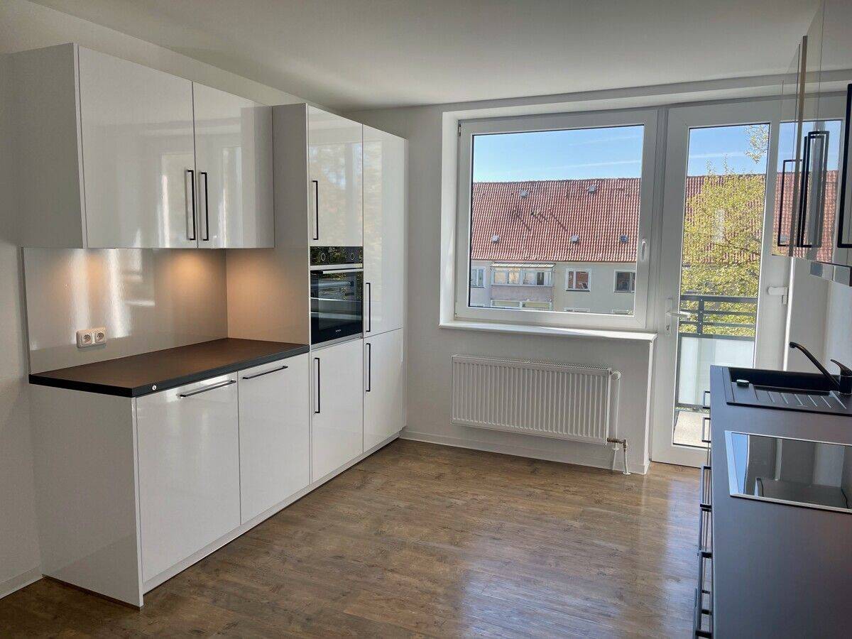 Erst 2021 kernsanierte 2-Zi Wohnung mit Balkon & Fahrstuhl im 4.OG zu vermieten! KFZ SP im Innenhof!, 24143 Kiel (Gaarden-Ost Gaarden-Süd)