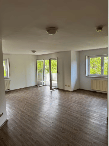 Schöne 4-Zimmer-Eigentumswohnung mit Balkon und 2 Kfz-Stellplätzen im Wert von 15.000,– € in guter Lage in Werneck, 97440 Werneck