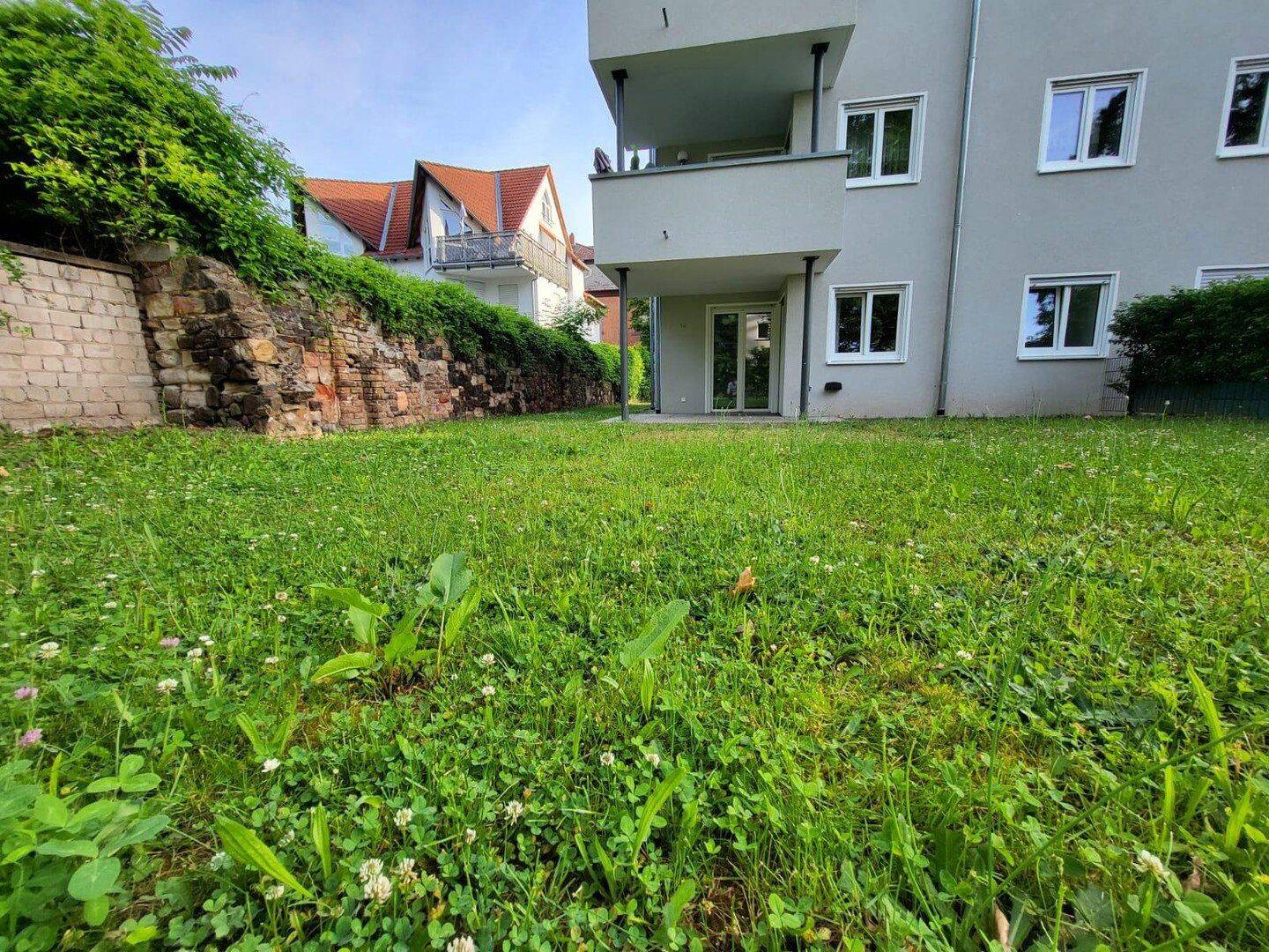 Frisch renovierte 3-Zimmer-Gartenwohnung mit Terrasse, ca. 350 m² Garten und 3 Stellplätzen, 63450 Hanau