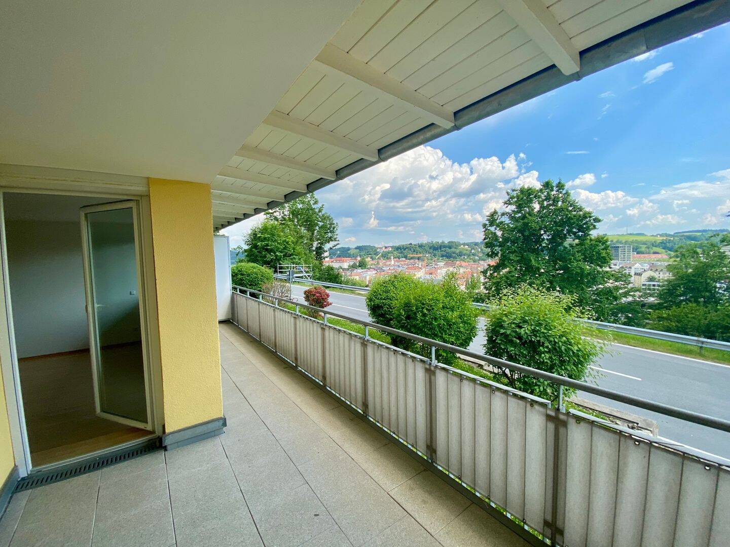 Top-Ausblick! Helle 2-Zimmer-Wohnung mit Einbauküche und TG-Stellplatz, 94034 Passau (Altstadt Grubweg Hacklberg Hals)