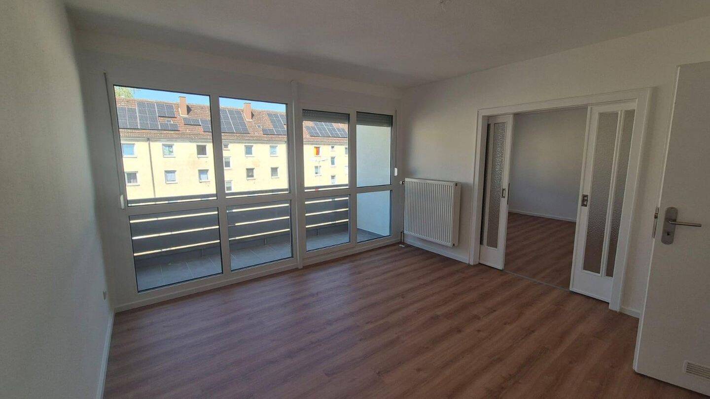 Frisch renovierte 3-Zimmer-Wohnung mit Balkon im energetisch modernisierten Mehrfamilienhaus, 90439 Nürnberg (Großreuth bei Schweinau Schweinau Sankt Leonhard Sündersbühl)