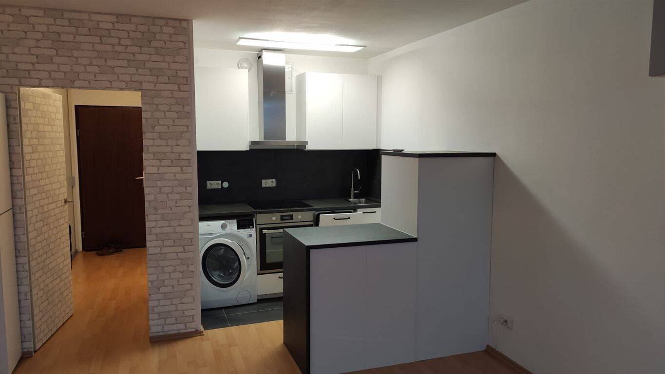 ** Modernes Apartment in direkter U-Bahn Nähe zum Selbstbezug **, 80993 München (Moosach)