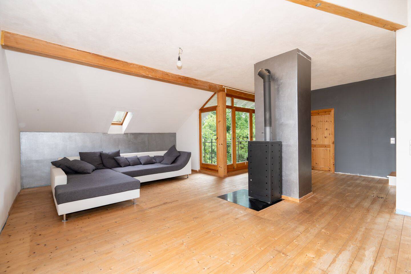 Charaktervolles Wohnhaus – großzügiges Wohnen mit besonderer Architektur in naturnaher Rheinlage, 79790 Küssaberg