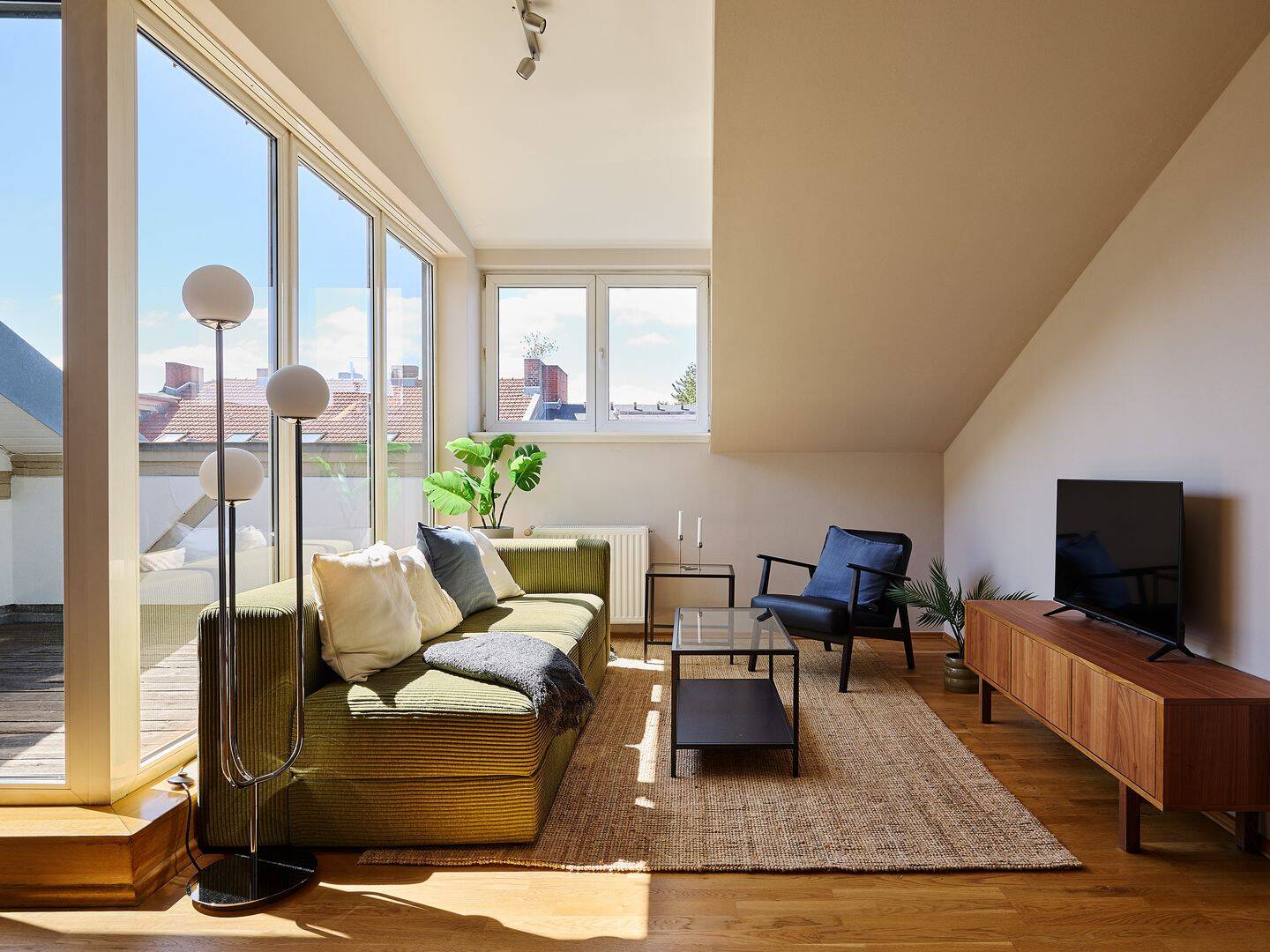 Kompakte Dachgeschosswohnung mit Terrasse und weitem Blick im Wrangelkiez, 10997 Berlin (Friedrichshain-Kreuzberg Kreuzberg)