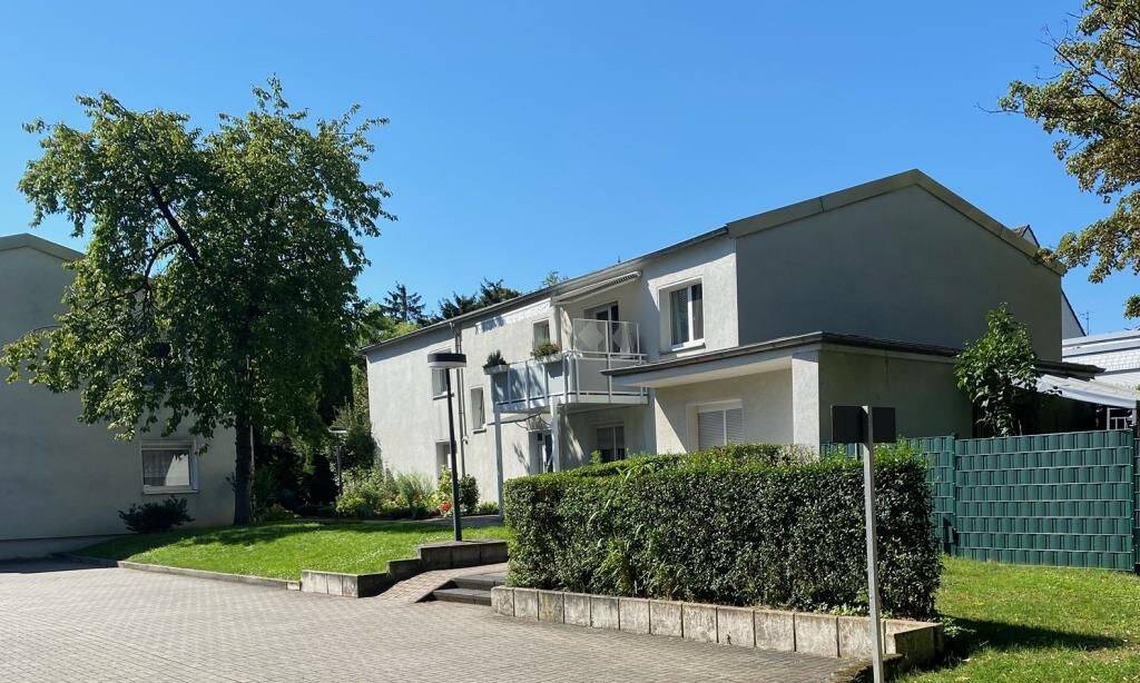 * Ab sofort frei ! * Große und renovierte 3- Raum Wohnung mit eigenem Garten ! * Provisiosnfrei ! *, 40599 Düsseldorf (Benrath Hassels Holthausen Reisholz)