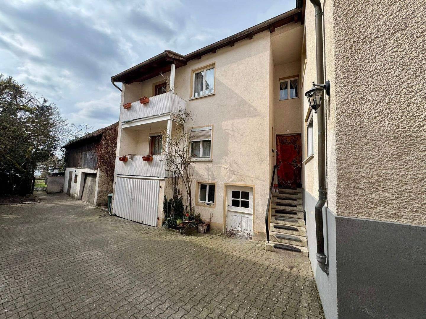 **BEZUGSFREI** Altes Haus, neue Chancen – Doppelhaushälfte mit Nebengebäude und Grundstück, 96114 Hirschaid