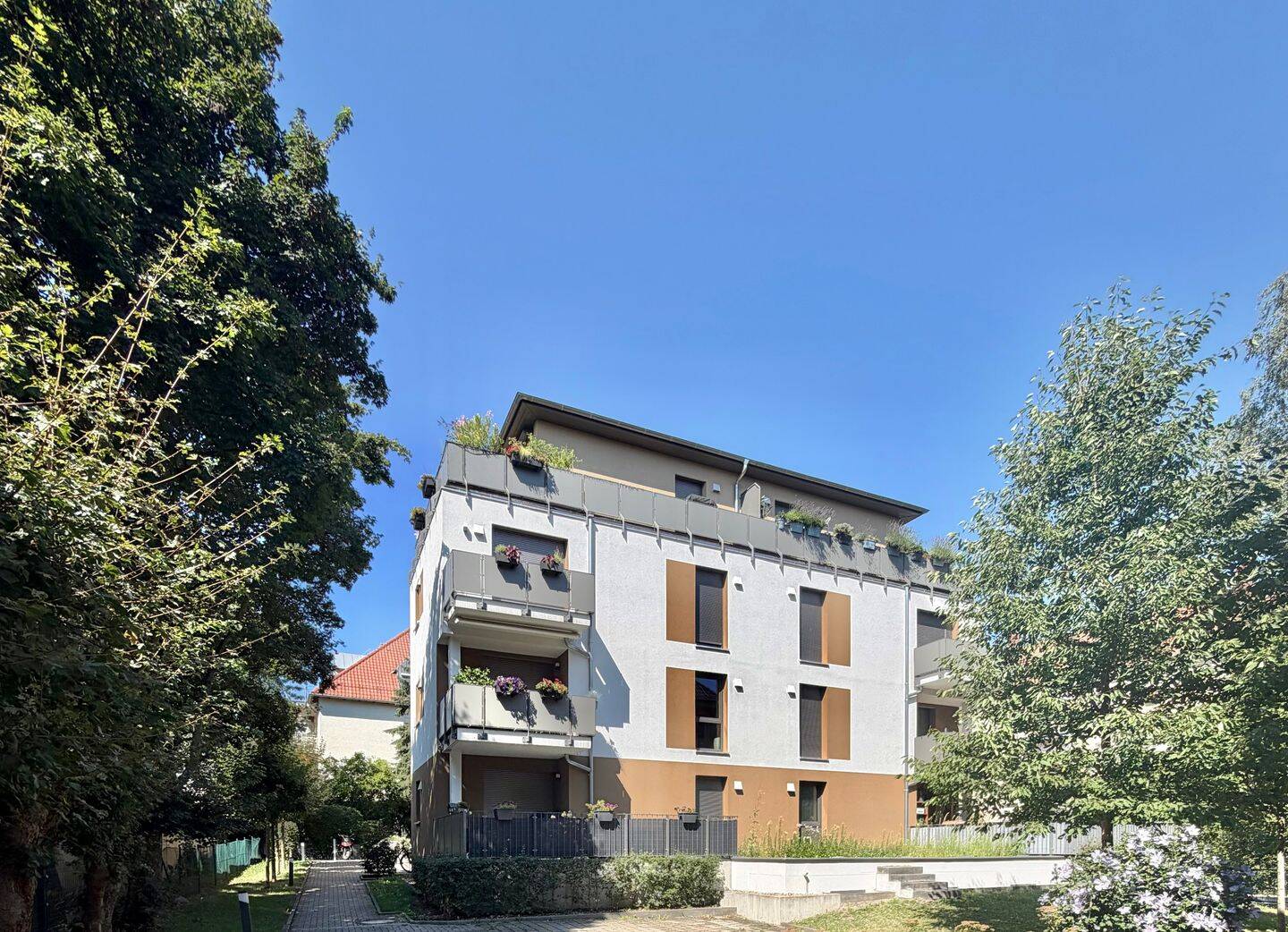 Neuwertige 5-Zimmer-Maisonette-Wohnung mit Dachterrasse und Aufzug in familienfreundlicher Lage, 1159 Dresden