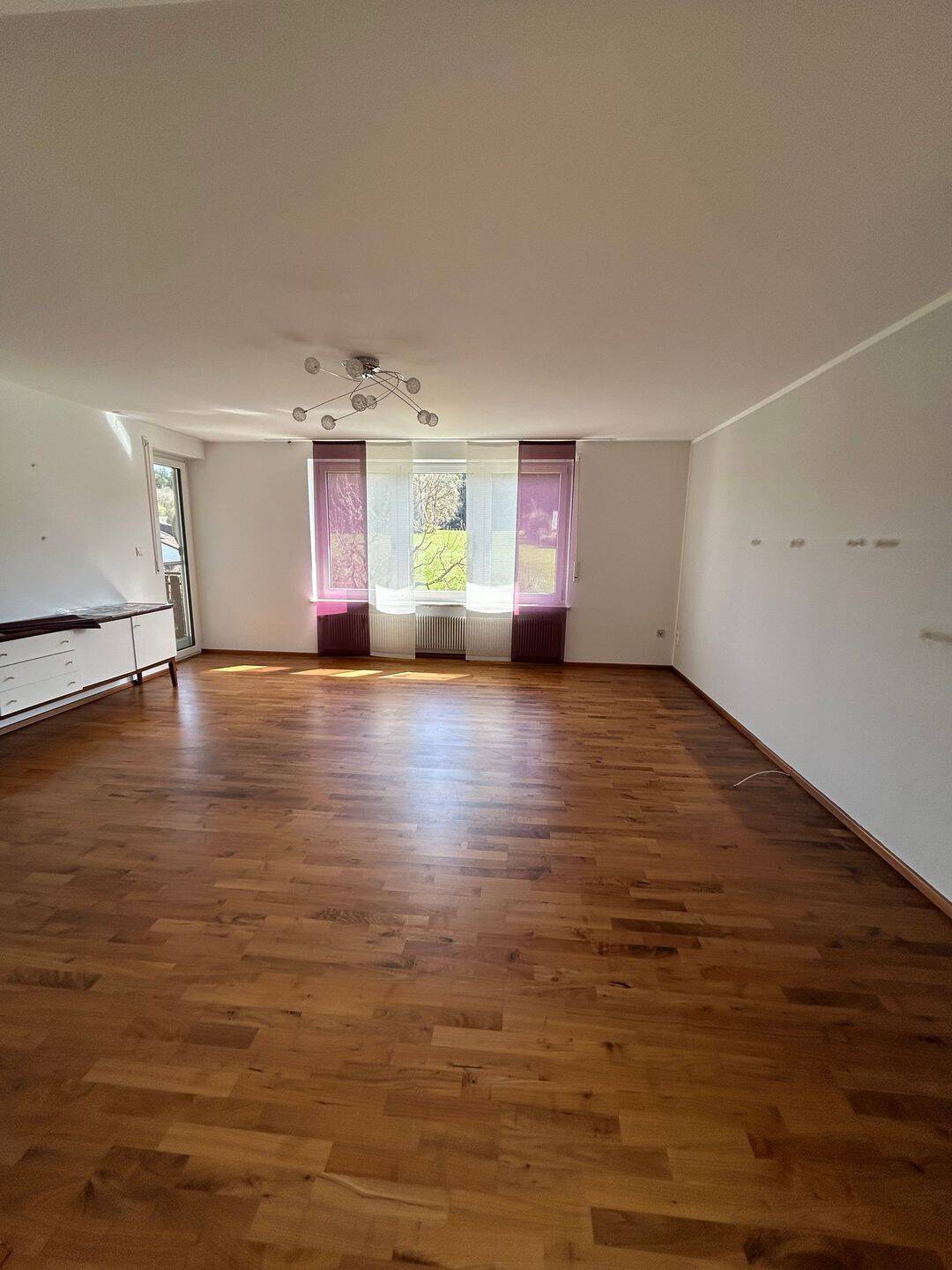 Großzügiges Wohnen in ruhiger Lage – Stilvolle 4-Zimmer-Wohnung mit Südbalkon, Garage und hochwertiger Einbauküche in 92284 Poppenricht, 92284 Poppenricht
