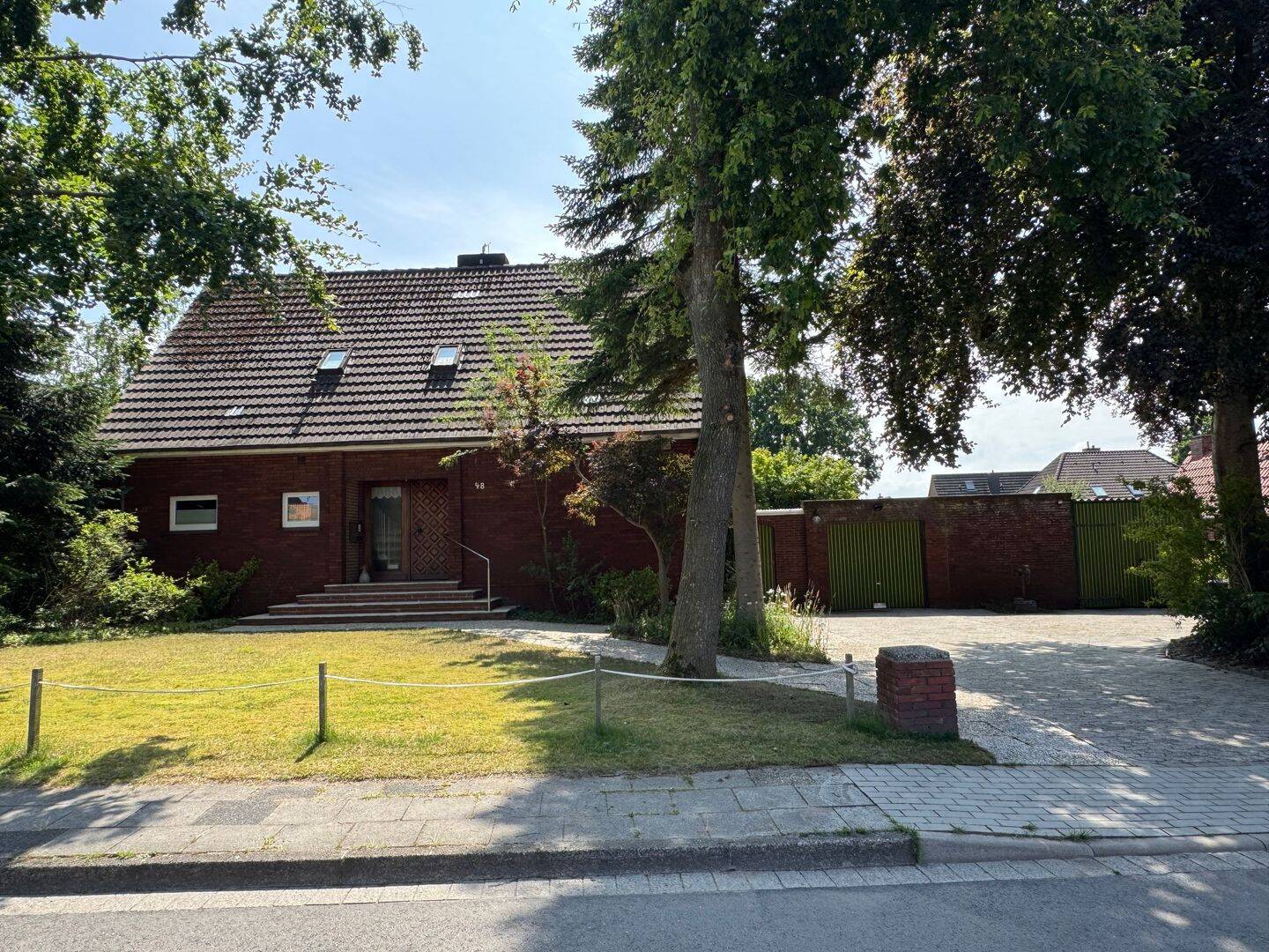 Großes Einfamilienhaus mit abtrennbarem Baugrundstück oder nicht einsehbarem gr. Garten, 26506 Norden