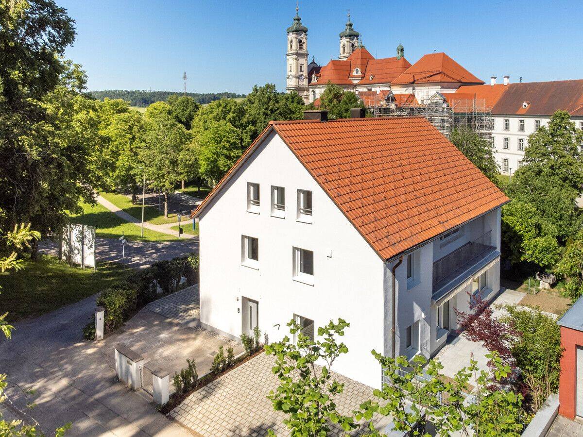 Attraktives Haus zu vermieten mit Garten, Balkon und zusätzlichem Zimmer im DG – Blick auf Basilika, 87724 Ottobeuren