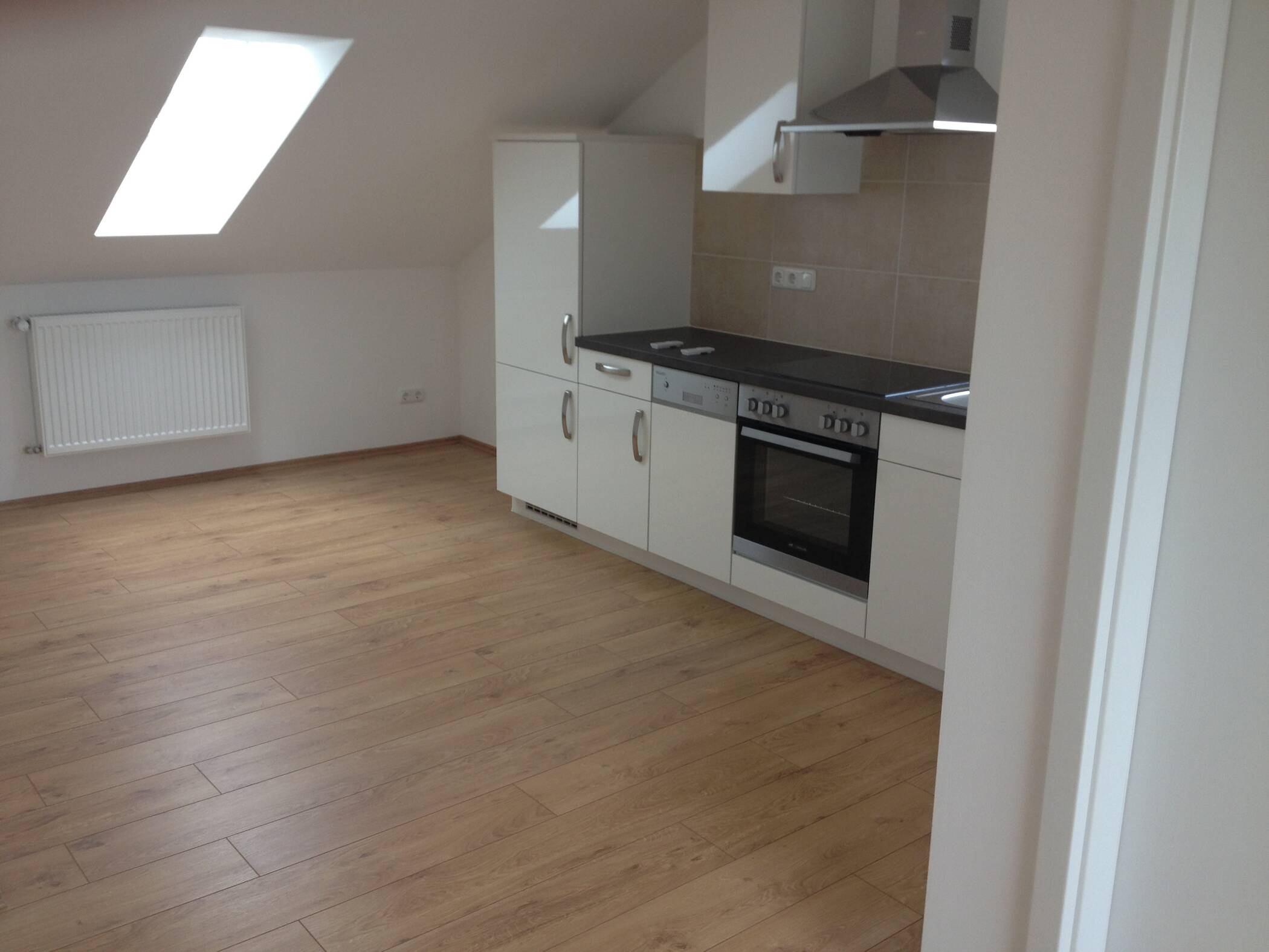 1 Zimmmer-Dachgeschoßwohnung sucht neuen Miter/Einzelperson, 85241 Hebertshausen