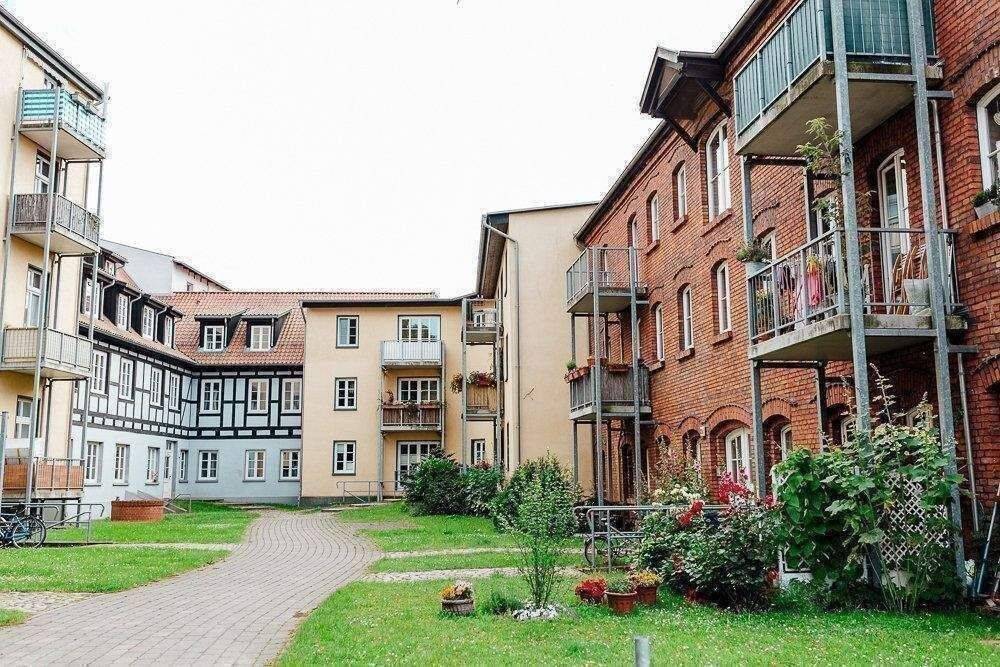 AB SOFORT ZU BEZIEHEN – TOLLE, HELLE DACHGESCHOSSWOHNUNG MIT BALKON – im historischen Altstadtkern –, 18439 Stralsund