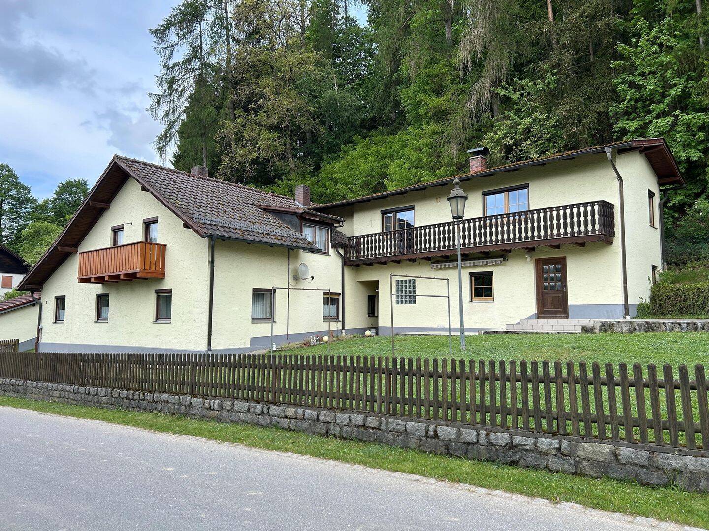Charmantes Wohnhaus mit großem Grundstück in Stallwang, 94375 Stallwang