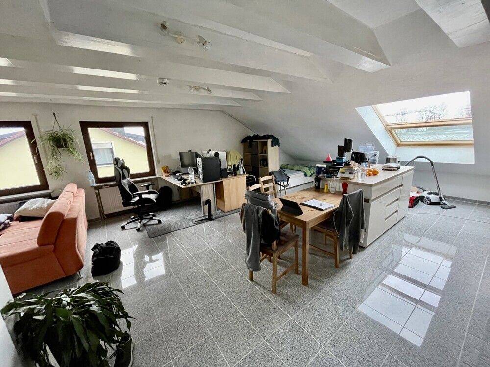 Helle DG-Wohnung in ruhiger Lage, mit Pkw-Stellplatz und EBK!, 97078 Würzburg (Grombühl Lindleinsmühle Versbach)