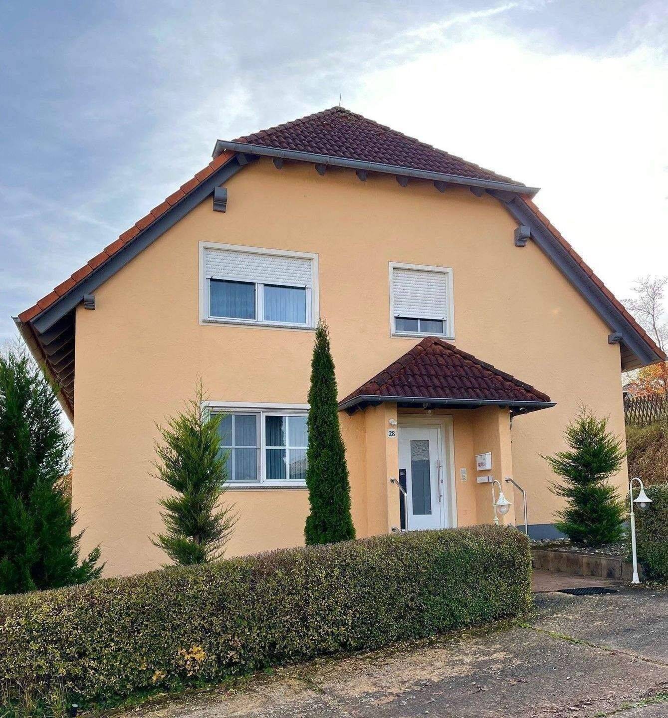 Gepflegtes Zweifamilienhaus mit sechs Stellplätzen in Markt Taschendorf. Bereits aufgeteilt in zwei Wohnungen, 91480 Markt Taschendorf