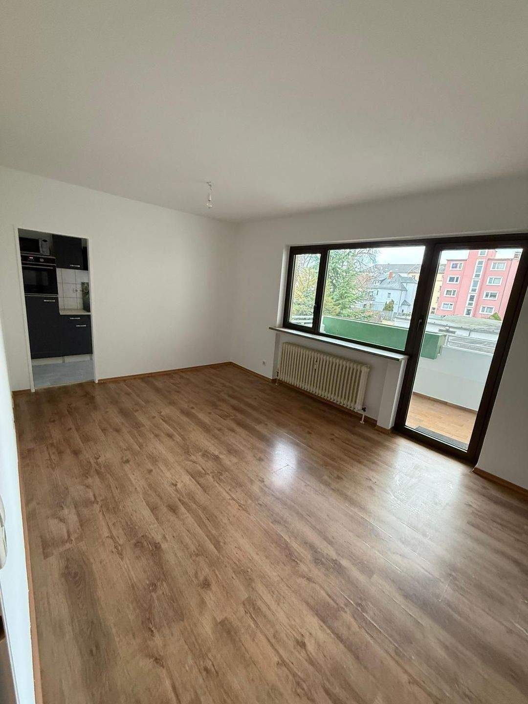 NIEDERRAD, schöne 2-ZW, neu renoviert, großes Duschbad, Laminatboden, Balkon in gepflegtem Haus!, 60528 Frankfurt am Main (Niederrad Sachsenhausen Schwanheim)
