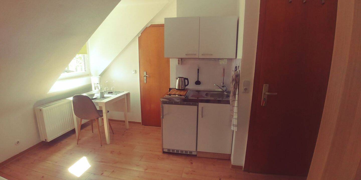 Kleine 1 Zimmer-Dach-Mansardenwohnung am
Rosengarten, 55131 Mainz (Altstadt Neustadt Oberstadt Weisenau)