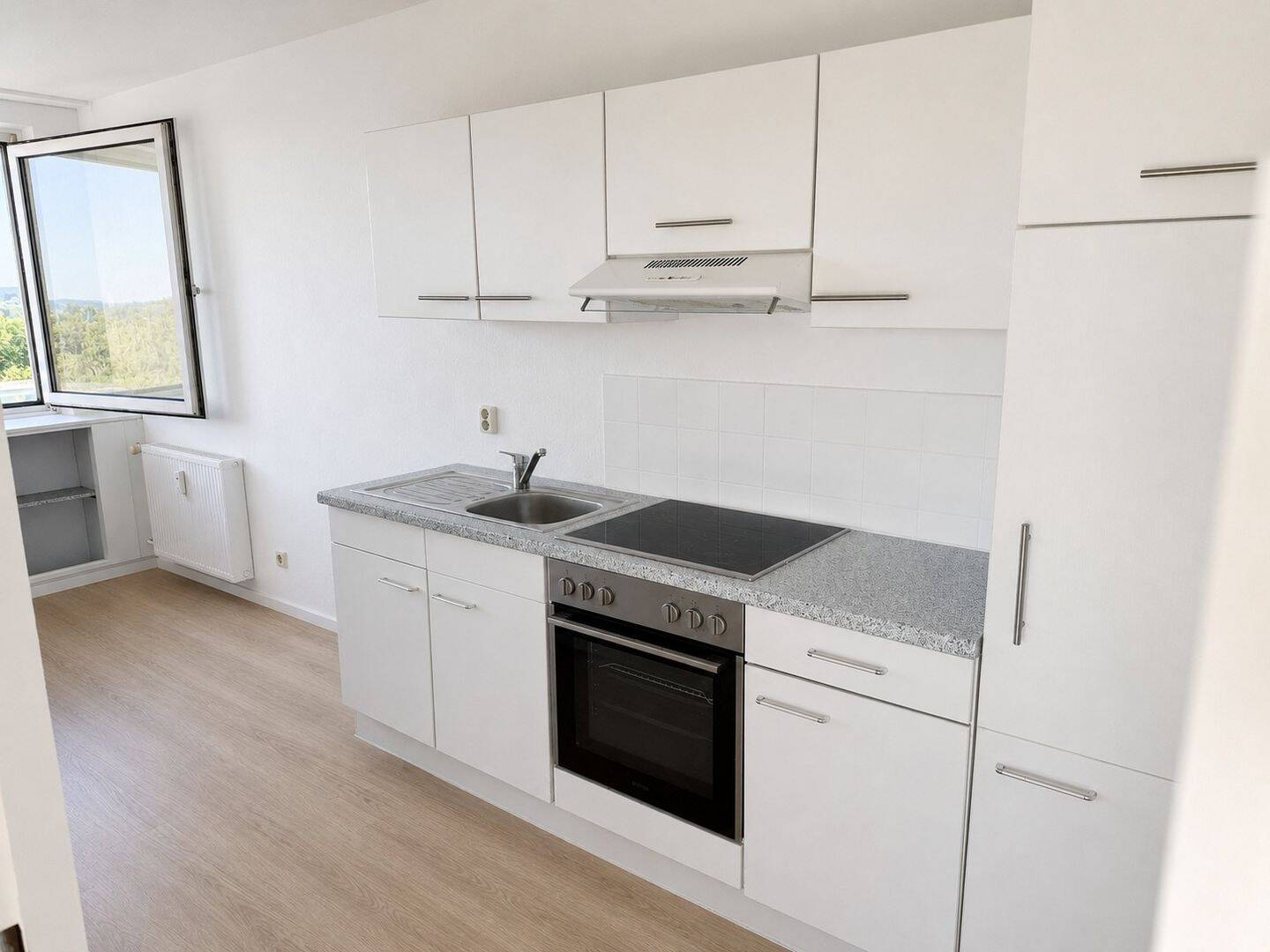 Frisch sanierte 2,5-Zimmer-Wohnung, Kiel + Wohnraumerweiterung, 24109 Kiel (Hasseldieksdamm Mettenhof)