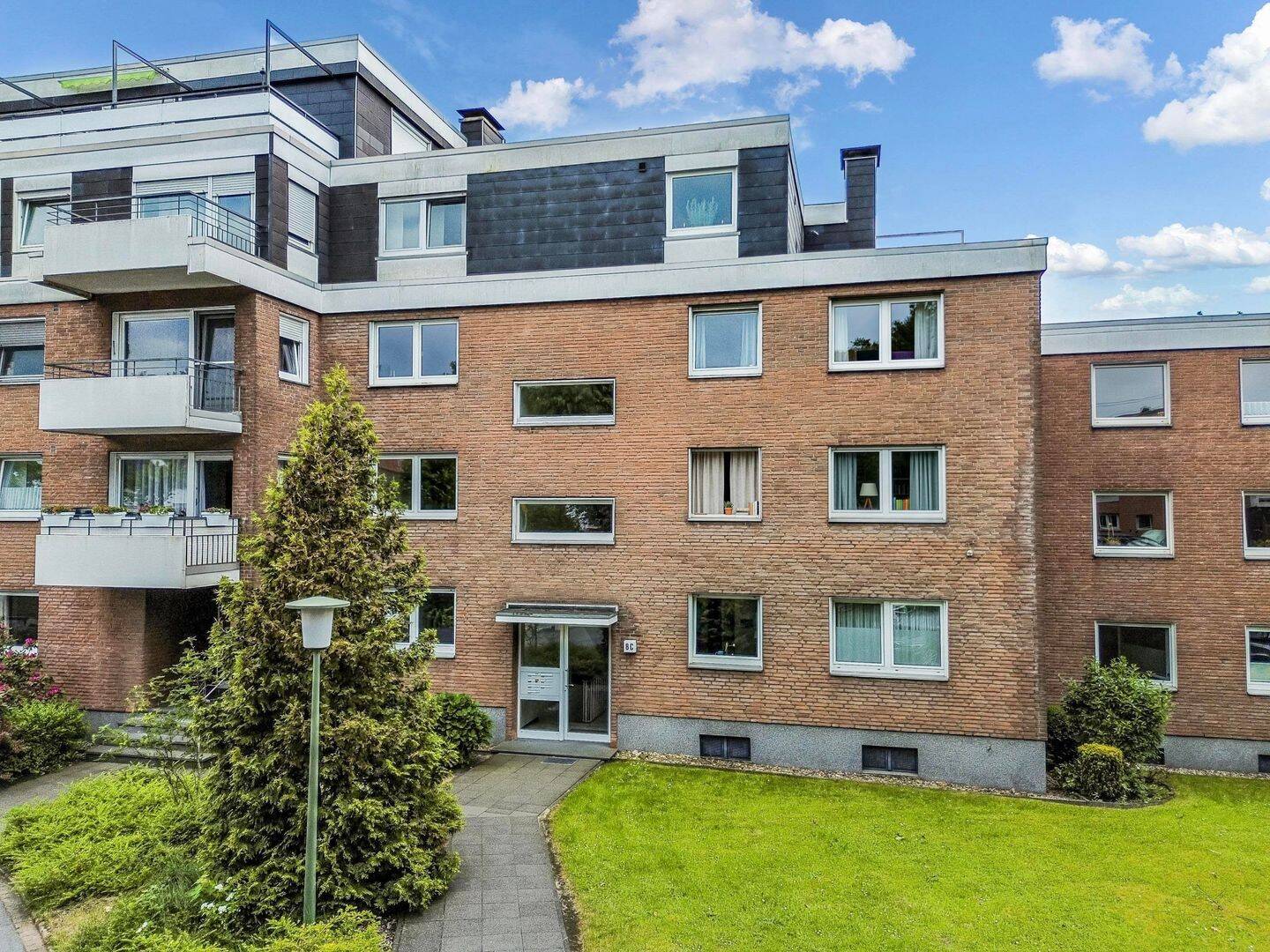 Gut geschnittene 2-Zimmer-Wohnung mit Loggia und Garage in gepflegtem Mehrfamilienhaus in BI-Quelle, 33649 Bielefeld (Brackwede Holtkamp Quelle Ummeln)