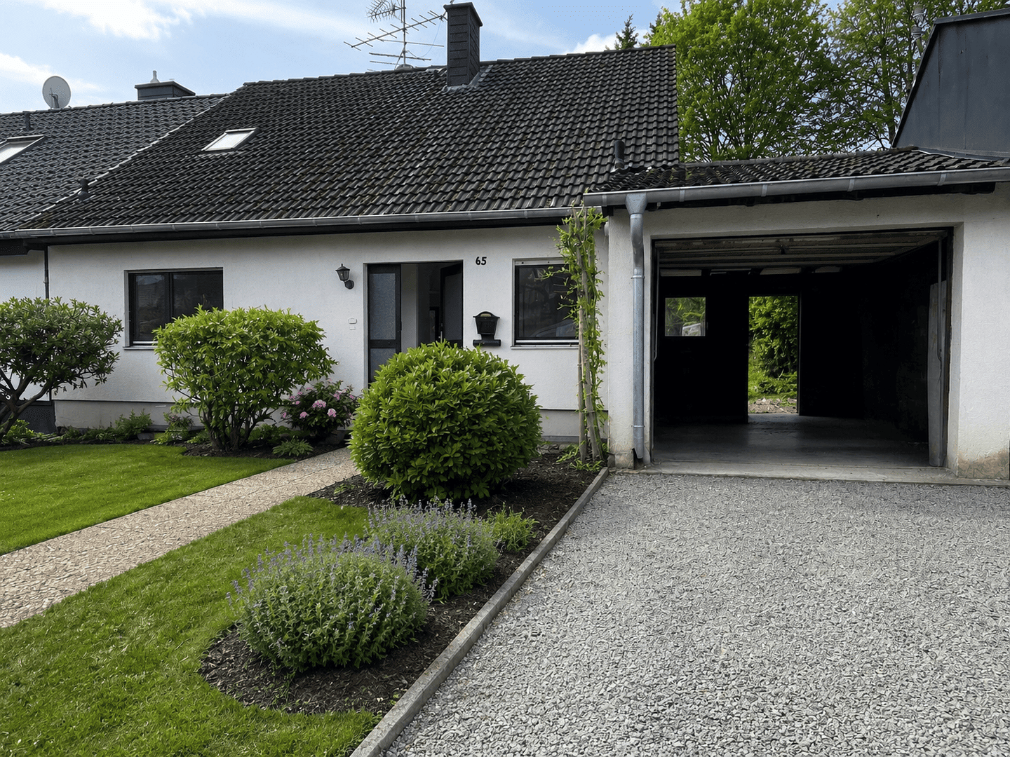 Großzügiges Familienhaus mit Garten, Garage und 5 Zimmern in zentraler Lage von Much, 53804 Much