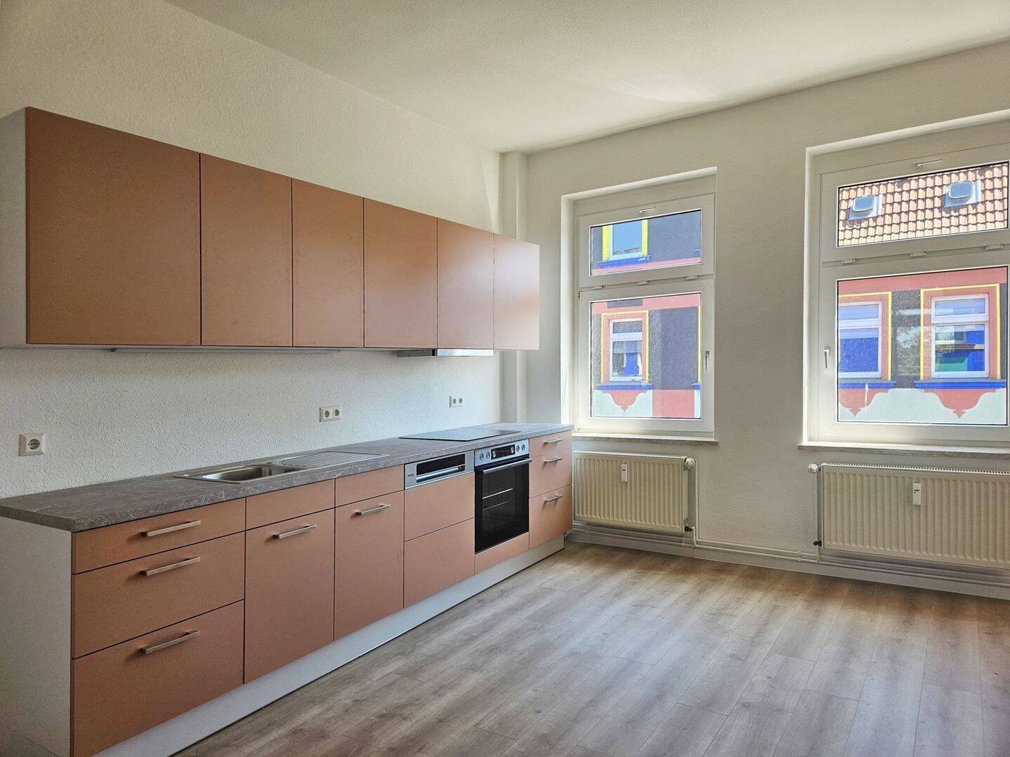 Mit Video: Viel Platz in 2 Zimmern mit großer Küche und Balkon!
