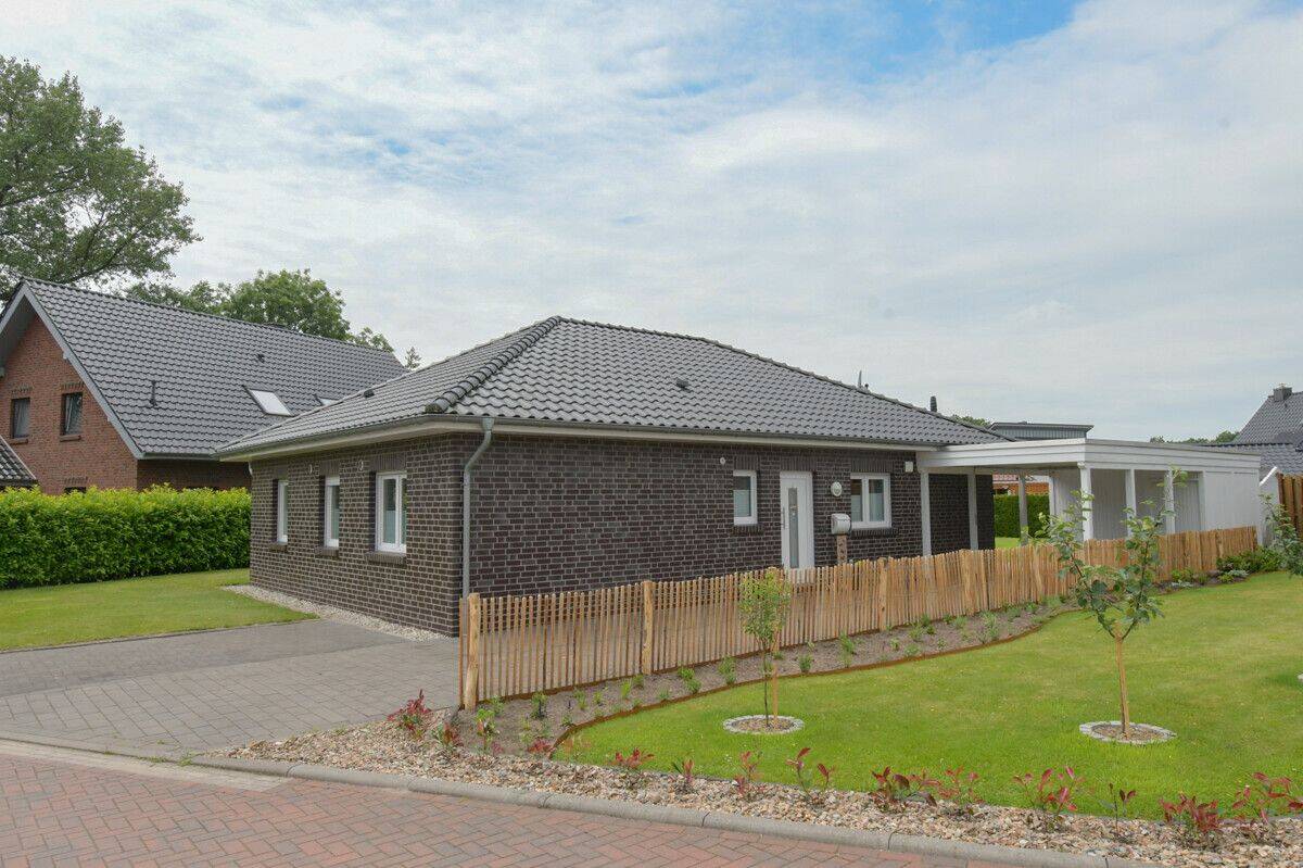 6737 – Einziehen & Wohlfühlen: Ebenerdiges Wohnen in stilvollem Bungalow, 26689 Apen