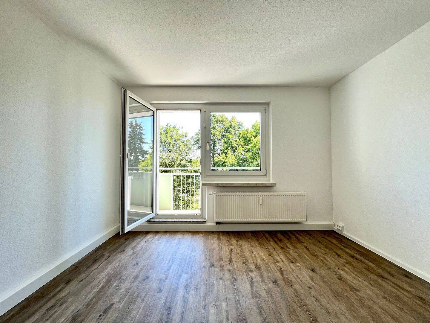 Entspannt wohnen am Stadtpark: Saniertes Zuhause mit Balkon und Tresen