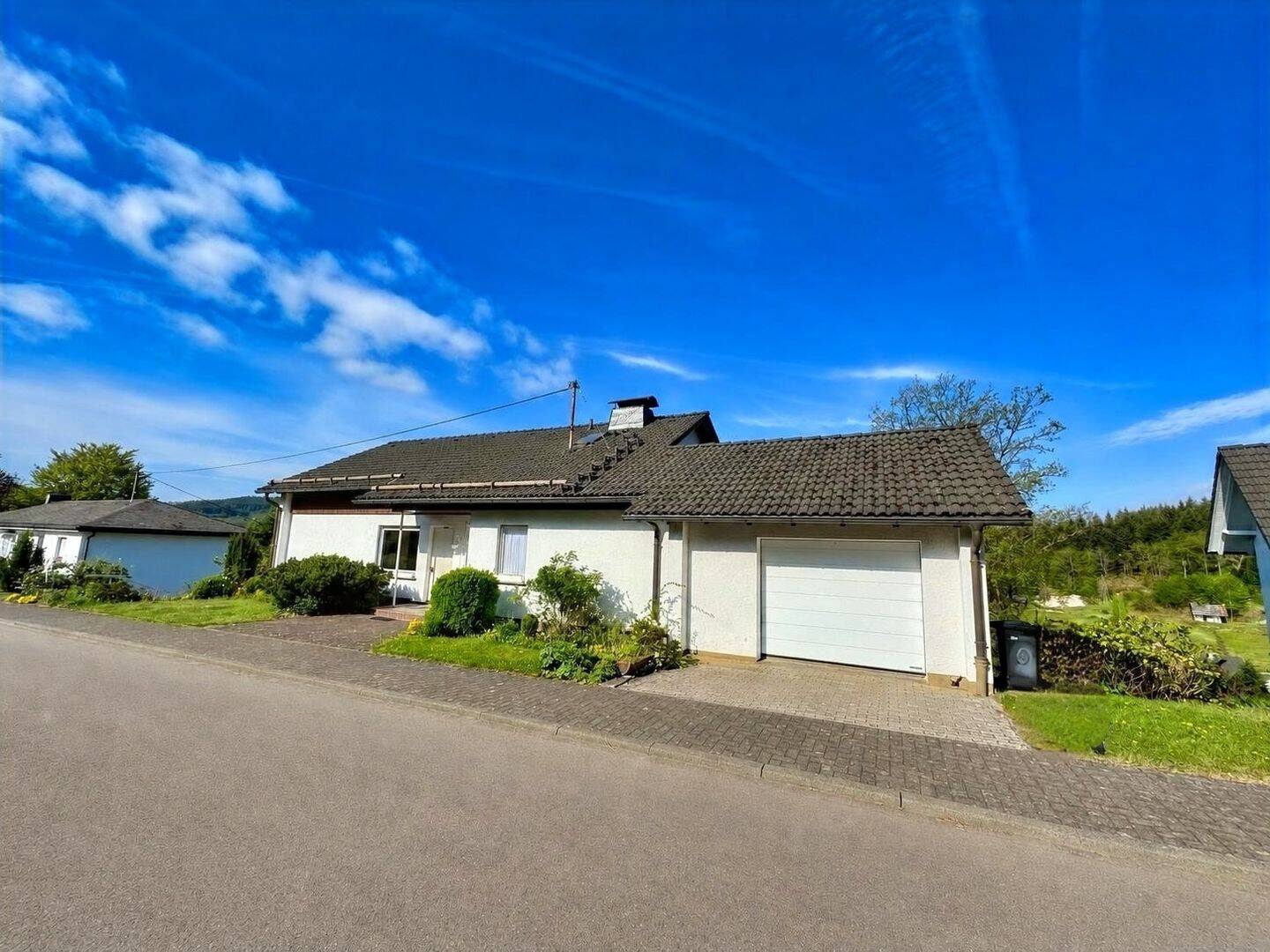Charmantes Einfamilienhaus mit Einliegerwohnung in idyllischer Lage, 57399 Kirchhundem