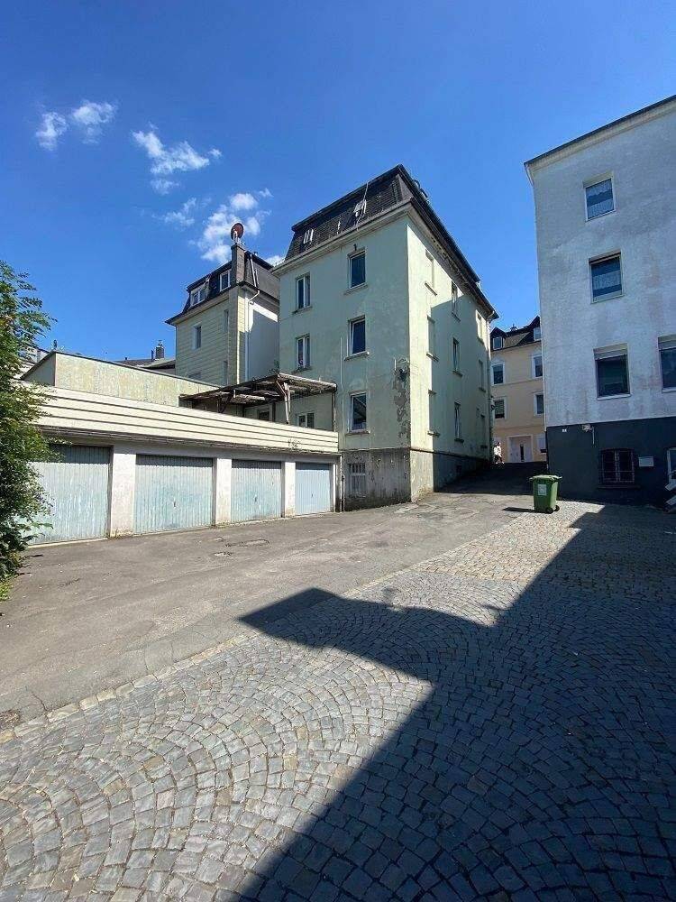Dreifamilienhaus mit zwei kleinen Gewerbeeinheiten sowie 4 Garagen in der Nähe des Kluser Platzes – sanierungsbedürftiges Objekt mit Potenzial, 58511 Lüdenscheid