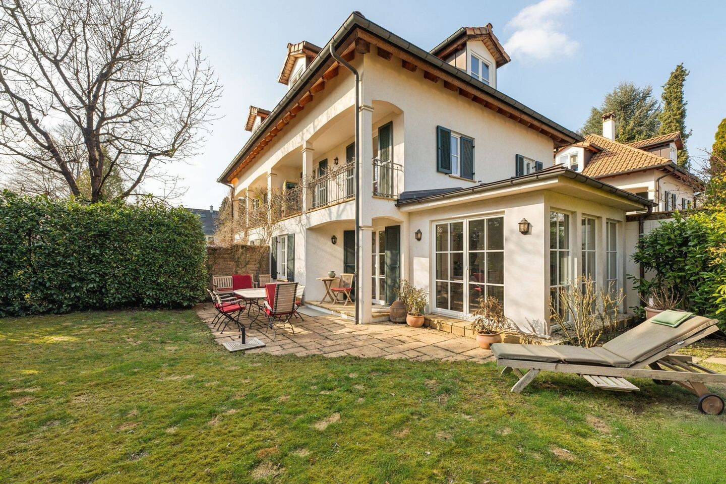 Stilvolle Doppelhaushälfte mit Einfamilienhaus-Charakter und toskanischem Flair in Pullach, 82049 Pullach i. Isartal