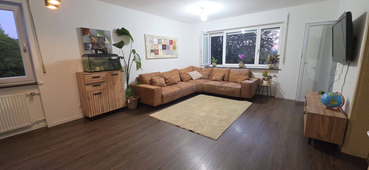 Moderne 4-Zimmer-Wohnung mit Balkon, Einbauküche & Stellplatz, 83301 Traunreut
