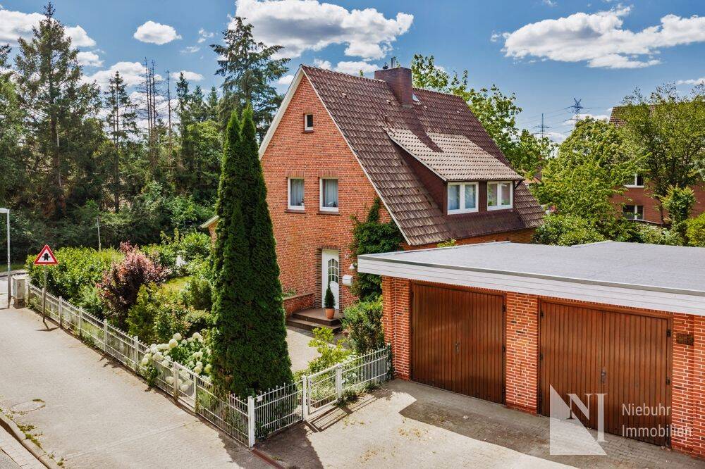 Wohnen, Arbeiten, Vermieten: Vielseitige Immobilie mit Einliegerwohnung und Doppelgarage, 21335 Lüneburg