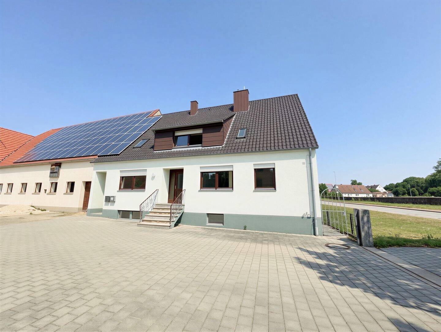 Schön neu Sanierte Wohnung im DG, 86753 Möttingen