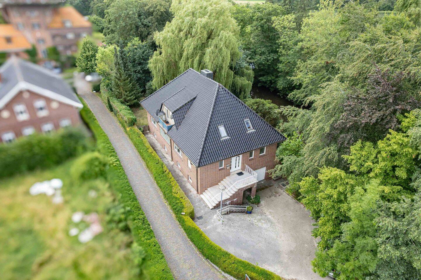 Wohnen am Wasser: Einfamilienhaus mit Einliegerwohnung und viel Potenzial, 26553 Dornum