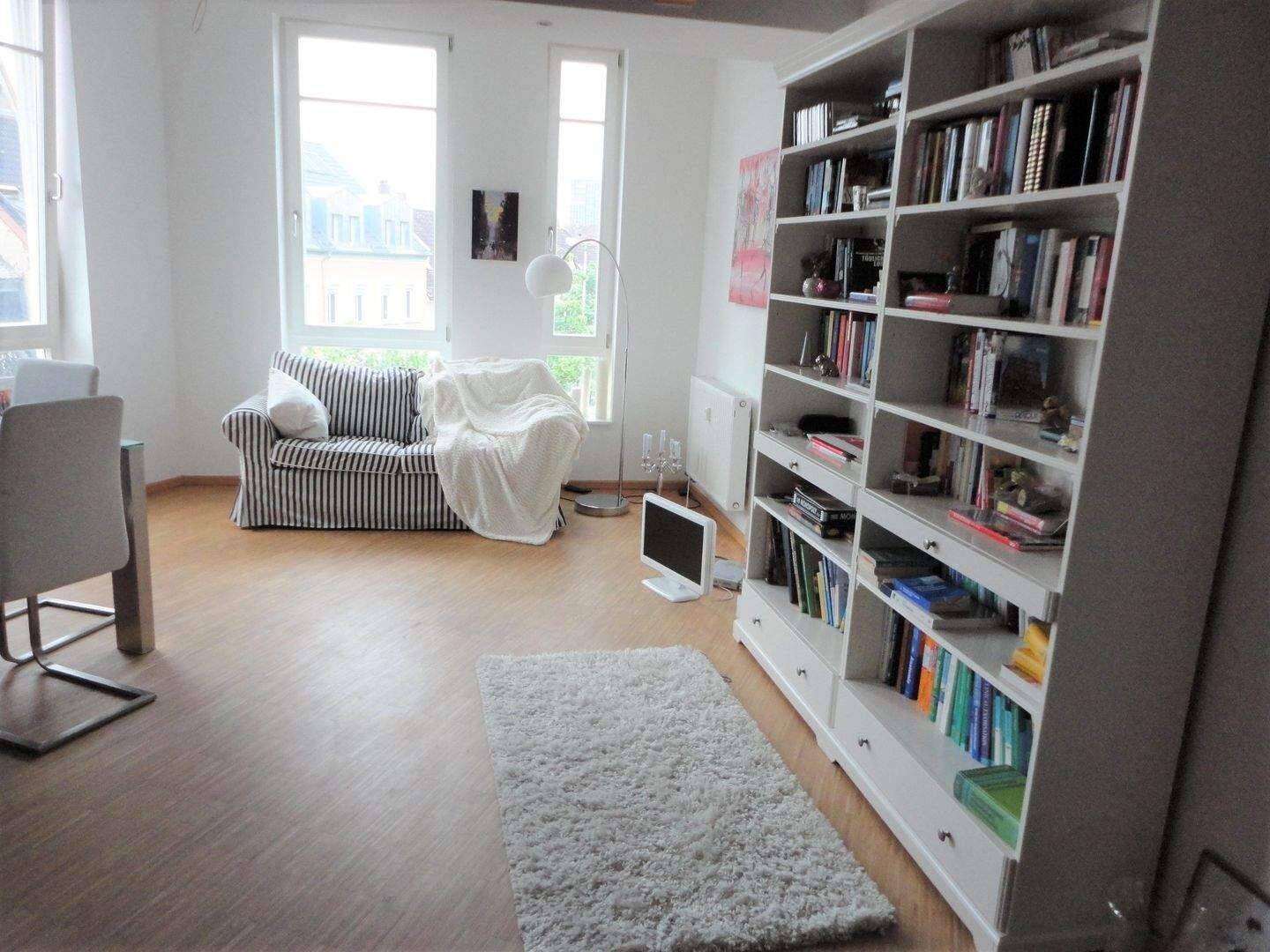 Nähe Siemens u. Kliniken – 91052 ER-Zentrum – helle 1,5-Zi.-Galeriewohnung im Turm, offene Küche mit Küchenzeile, 91052 Erlangen (Anger Erlangen-Ost Erlangen-Süd Innenstadt)