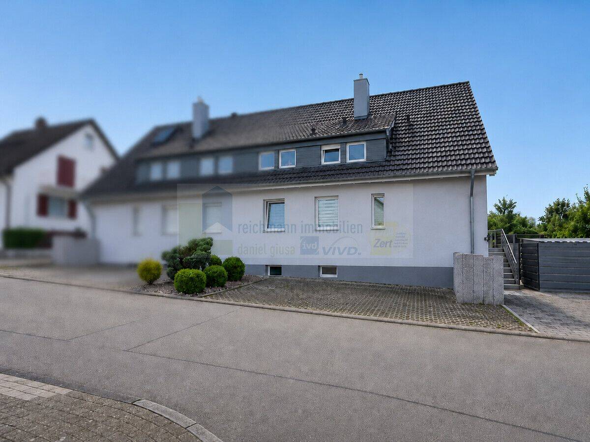 Wohnen mit Platz für Kinder – gepflegte Doppelhaushälfte mit Terrasse und Garten, mit neuem Dach, Außendämmung und Photovoltaikanlage in Deißlingen., 78652 Deißlingen